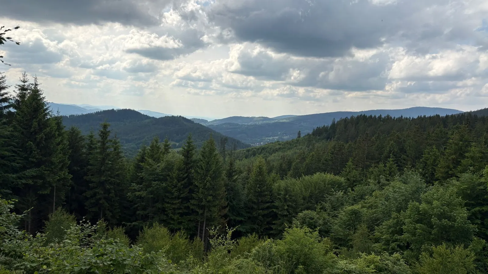 Výhled na hřebeny Beskyd kousek od chat